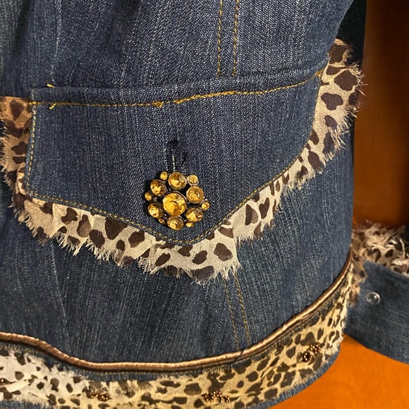 Stylish Denim Jacket - Picture 3 of 8